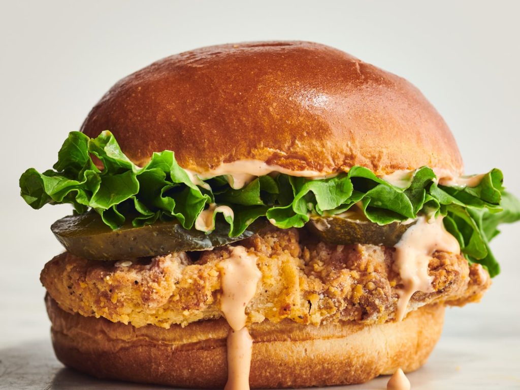 Knuspriges Hähnchen-Sandwich aus der Heißluftfritteuse mit Toppings