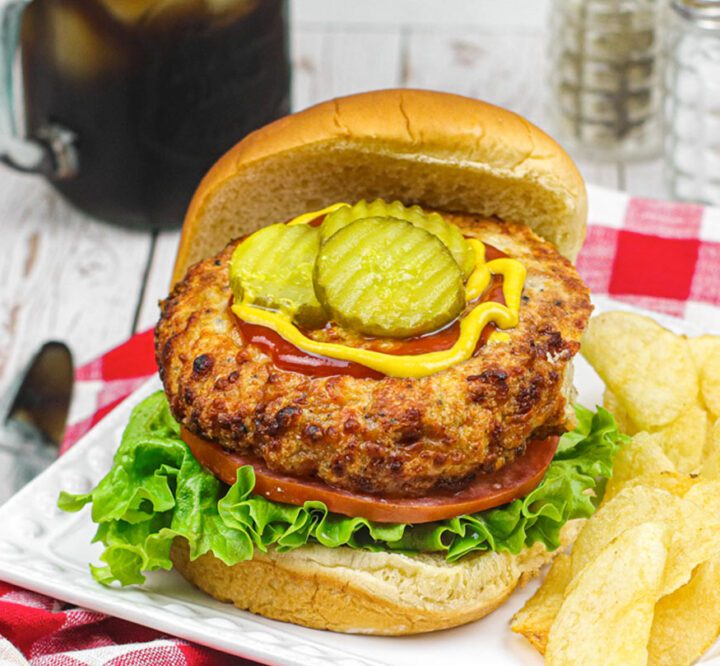 Hähnchen-Sandwich aus der Heißluftfritteuse mit Coleslaw und Gurken